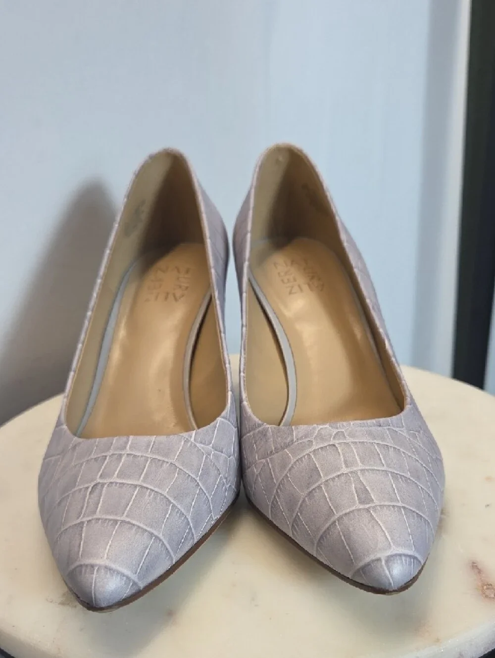 Naturalizer Croc-Embossed Leather Pointed Toe Pumps in Light Gray Size 8.5